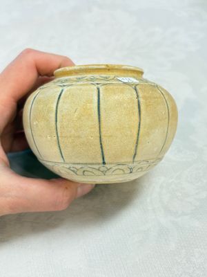 An Annamese or Vietnamese blue and white altar vase, a 'melon' jar and a bowl, 14/15th C. — photo 16