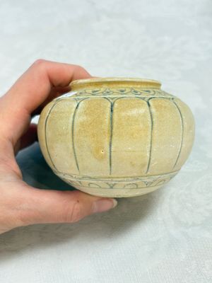 An Annamese or Vietnamese blue and white altar vase, a 'melon' jar and a bowl, 14/15th C. — photo 17