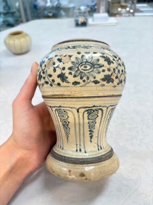 An Annamese or Vietnamese blue and white altar vase, a 'melon' jar and a bowl, 14/15th C. — photo 2