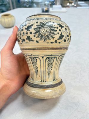An Annamese or Vietnamese blue and white altar vase, a 'melon' jar and a bowl, 14/15th C. — photo 3