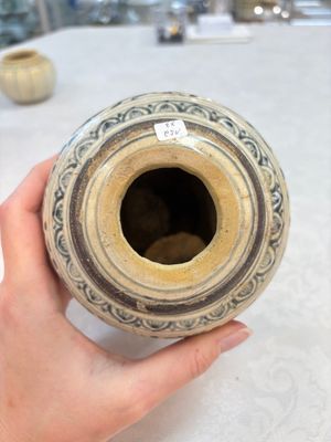 An Annamese or Vietnamese blue and white altar vase, a 'melon' jar and a bowl, 14/15th C. — photo 5
