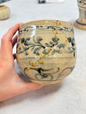 An Annamese or Vietnamese blue and white altar vase, a 'melon' jar and a bowl, 14/15th C. — photo 7