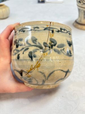 An Annamese or Vietnamese blue and white altar vase, a 'melon' jar and a bowl, 14/15th C. — photo 8