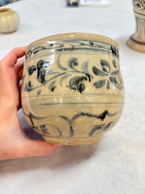 An Annamese or Vietnamese blue and white altar vase, a 'melon' jar and a bowl, 14/15th C. — photo 9