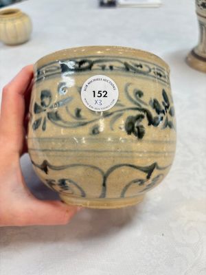 An Annamese or Vietnamese blue and white altar vase, a 'melon' jar and a bowl, 14/15th C. — photo 10
