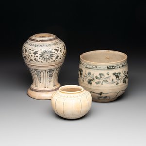 An Annamese or Vietnamese blue and white altar vase, a 'melon' jar and a bowl, 14/15th C. — photo 1