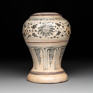 An Annamese or Vietnamese blue and white altar vase, a 'melon' jar and a bowl, 14/15th C. — photo 11