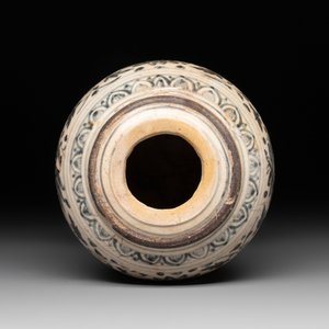 An Annamese or Vietnamese blue and white altar vase, a 'melon' jar and a bowl, 14/15th C. — photo 12