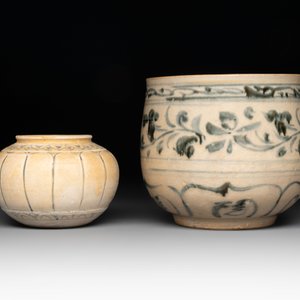 An Annamese or Vietnamese blue and white altar vase, a 'melon' jar and a bowl, 14/15th C. — photo 2