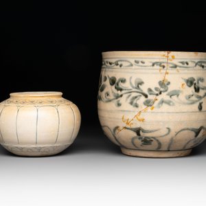 An Annamese or Vietnamese blue and white altar vase, a 'melon' jar and a bowl, 14/15th C. — photo 3
