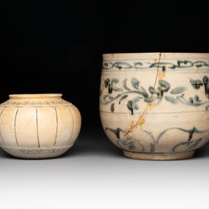An Annamese or Vietnamese blue and white altar vase, a 'melon' jar and a bowl, 14/15th C. — photo 4