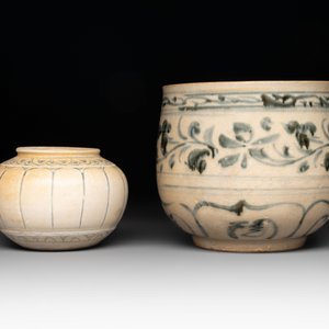 An Annamese or Vietnamese blue and white altar vase, a 'melon' jar and a bowl, 14/15th C. — photo 5