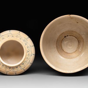 An Annamese or Vietnamese blue and white altar vase, a 'melon' jar and a bowl, 14/15th C. — photo 6