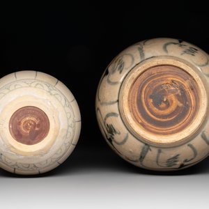 An Annamese or Vietnamese blue and white altar vase, a 'melon' jar and a bowl, 14/15th C. — photo 7