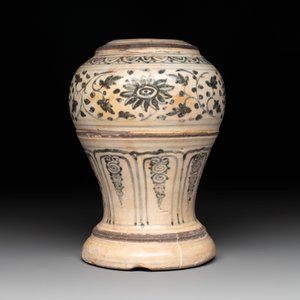 An Annamese or Vietnamese blue and white altar vase, a 'melon' jar and a bowl, 14/15th C. — photo 8