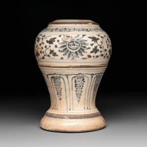 An Annamese or Vietnamese blue and white altar vase, a 'melon' jar and a bowl, 14/15th C. — photo 9