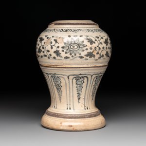 An Annamese or Vietnamese blue and white altar vase, a 'melon' jar and a bowl, 14/15th C. — photo 10