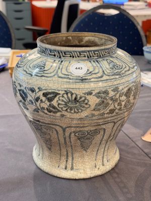 An Annamese or Vietnamese blue and white jar with floral design, 15/16th C. — photo 1