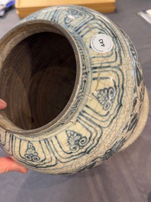 An Annamese or Vietnamese blue and white jar with floral design, 15/16th C. — photo 5