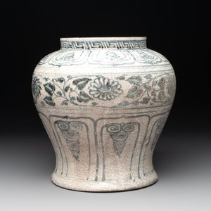 An Annamese or Vietnamese blue and white jar with floral design, 15/16th C. — photo 2