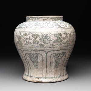 An Annamese or Vietnamese blue and white jar with floral design, 15/16th C. — photo 4
