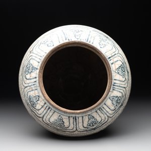 An Annamese or Vietnamese blue and white jar with floral design, 15/16th C. — photo 6