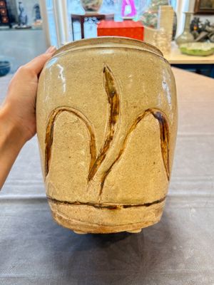 An Annamese or Vietnamese brown-glazed cream-ground 'grass sprigs' jar, 12/13th C. — 照片 1