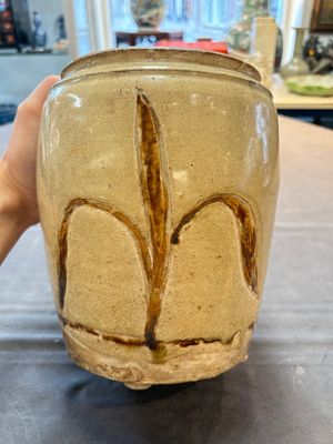 An Annamese or Vietnamese brown-glazed cream-ground 'grass sprigs' jar, 12/13th C. — 照片 3