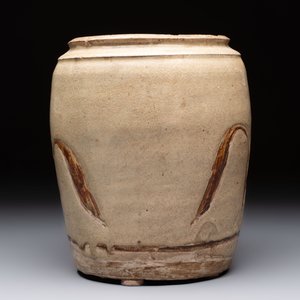 An Annamese or Vietnamese brown-glazed cream-ground 'grass sprigs' jar, 12/13th C. — 照片 3