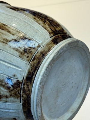 An Annamese or Vietnamese brown-glazed cream-ground 'lotus' ewer, 14th C. — photo 11