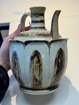 An Annamese or Vietnamese brown-glazed cream-ground 'lotus' ewer, 14th C. — photo 2