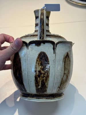 An Annamese or Vietnamese brown-glazed cream-ground 'lotus' ewer, 14th C. — photo 3