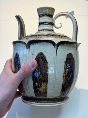 An Annamese or Vietnamese brown-glazed cream-ground 'lotus' ewer, 14th C. — photo 4