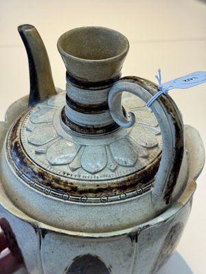An Annamese or Vietnamese brown-glazed cream-ground 'lotus' ewer, 14th C. — photo 6