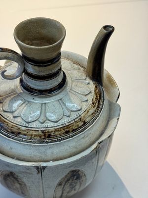 An Annamese or Vietnamese brown-glazed cream-ground 'lotus' ewer, 14th C. — photo 8
