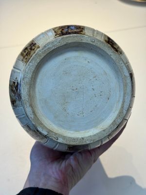 An Annamese or Vietnamese brown-glazed cream-ground 'lotus' ewer, 14th C. — photo 9