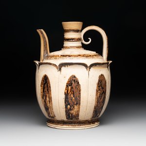 An Annamese or Vietnamese brown-glazed cream-ground 'lotus' ewer, 14th C. — photo 1