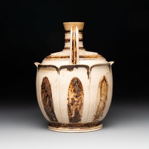 An Annamese or Vietnamese brown-glazed cream-ground 'lotus' ewer, 14th C. — photo 2