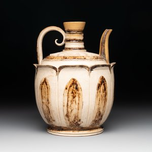 An Annamese or Vietnamese brown-glazed cream-ground 'lotus' ewer, 14th C. — photo 3