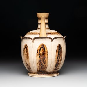 An Annamese or Vietnamese brown-glazed cream-ground 'lotus' ewer, 14th C. — photo 4