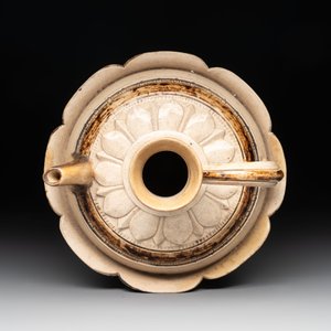 An Annamese or Vietnamese brown-glazed cream-ground 'lotus' ewer, 14th C. — photo 5