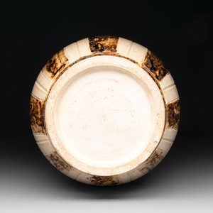 An Annamese or Vietnamese brown-glazed cream-ground 'lotus' ewer, 14th C. — photo 6