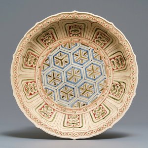 An Annamese polychrome geometrical dish, Vietnam, 15/16th C. — 照片 1