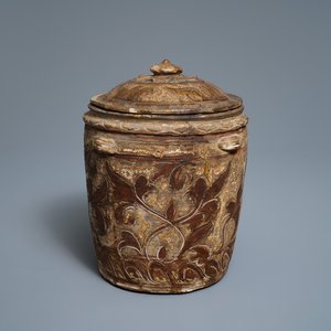 An Annamese polychrome jar and cover with incised design, Vietnam, 15/16th C. — 照片 1