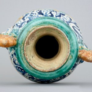 An Antwerp maiolica altar vase with a foglie decoration and IHS-panel, 16th C. — 照片 5