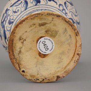 An Antwerp maiolica blue and white syrup jar with "a foglie" decor, ca. 1580 — photo 6