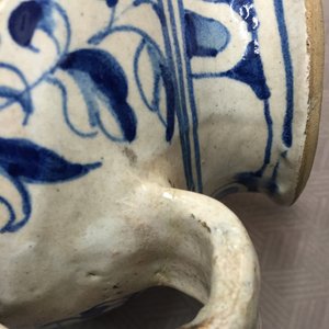 An Antwerp maiolica blue and white syrup jar with "a foglie" decor, ca. 1580 — photo 9