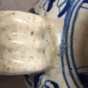 An Antwerp maiolica blue and white syrup jar with "a foglie" decor, ca. 1580 — photo 10