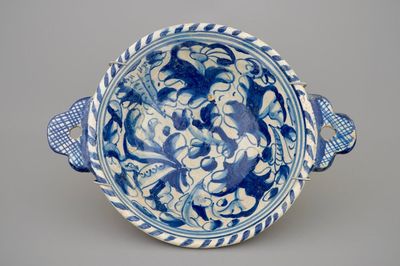 An Antwerp maiolica porringer with a foglie decoration, ca. 1600