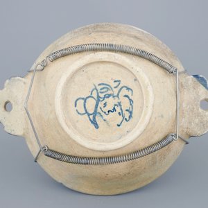 An Antwerp maiolica porringer with a foglie decoration, ca. 1600 — photo 2